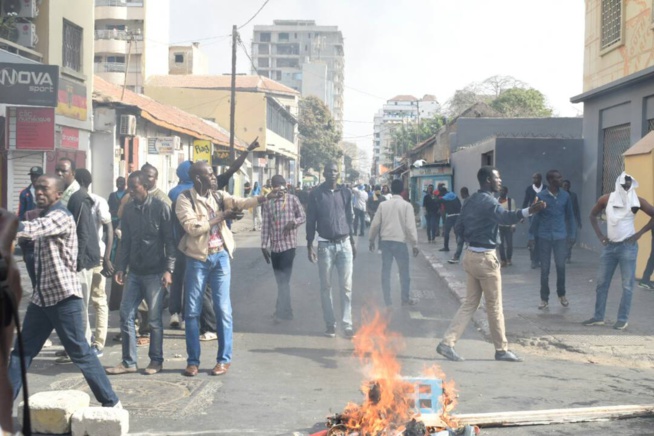 Dakar est en train de brûler pour dire no au parrainage la loi de Macky.