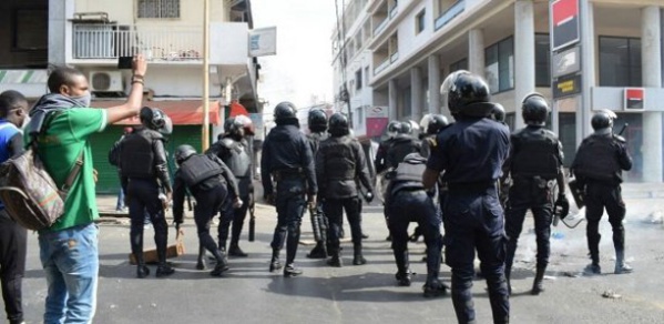 Rond-point Sandaga : La police charge les journalistes Rond-point Sandaga : La police charge les journalistes