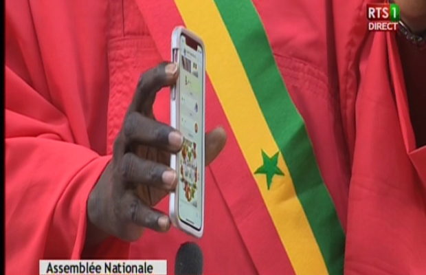 Assemblée nationale: Cheikh Abdou Bara Dolly met sur haut-parleur des propos de Macky Sall