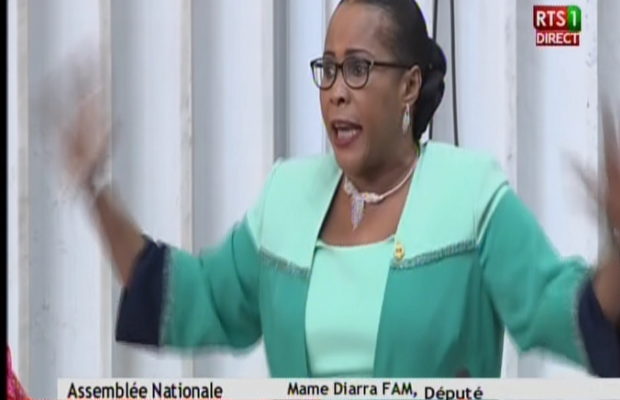 Honorable député Mame Diarra FAM fait rire toute la salle…. Regardez.