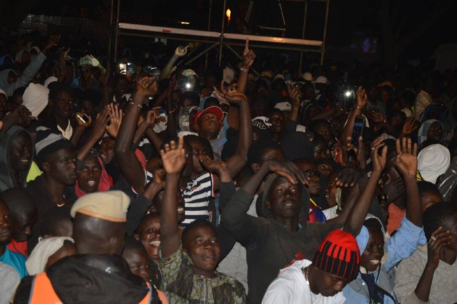 Maalaw d'or à Thies Pape Diouf chauffe le public Maalaw d'or à Thies Pape Diouf chauffe le public