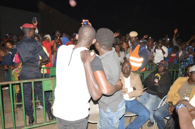 Maalaw d'or à Thies Pape Diouf chauffe le public Maalaw d'or à Thies Pape Diouf chauffe le public