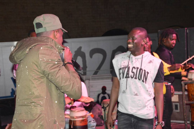 Maalaw d'or à Thies Pape Diouf chauffe le public Maalaw d'or à Thies Pape Diouf chauffe le public