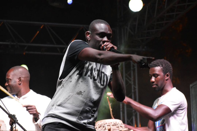 Maalaw d'or à Thies Pape Diouf chauffe le public Maalaw d'or à Thies Pape Diouf chauffe le public