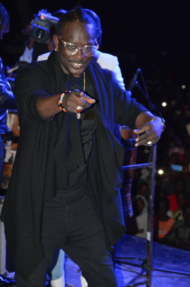 Maalaw d'or à Thies Pape Diouf chauffe le public Maalaw d'or à Thies Pape Diouf chauffe le public