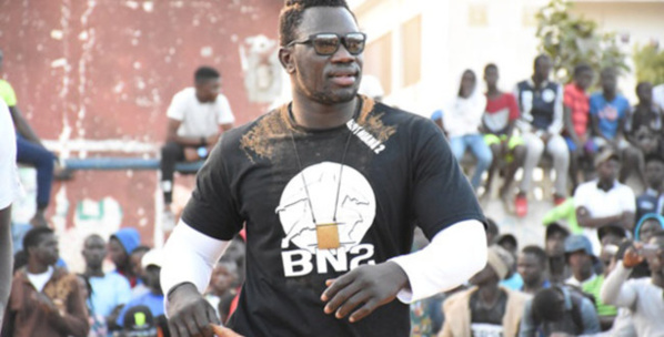 Boy Niang terrassé par Ndèye Diouf Boy Niang terrassé par Ndèye Diouf