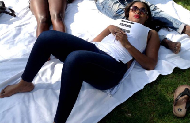 Fama Thioune, toute mignonne, en “mode relax” au parc! Fama Thioune, toute mignonne, en “mode relax” au parc!