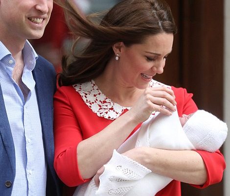 l’épouse du prince William, a donné naissance: la robe de Kate Midd­le­ton pour sa sortie de l’hô­pi­tal