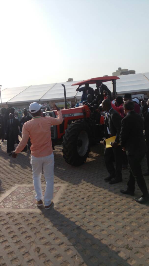 SENEGAL EMMERGENT: TSE CHEIKH AMAR LIVRE UN IMPORTANT LOT DE MATERIEL AGRICOLE AU PRESIDENT MACKY SALL CE LUNDI 23 AVRIL AU GRAND THEATRE.