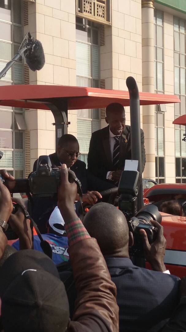 SENEGAL EMMERGENT: TSE CHEIKH AMAR LIVRE UN IMPORTANT LOT DE MATERIEL AGRICOLE AU PRESIDENT MACKY SALL CE LUNDI 23 AVRIL AU GRAND THEATRE.