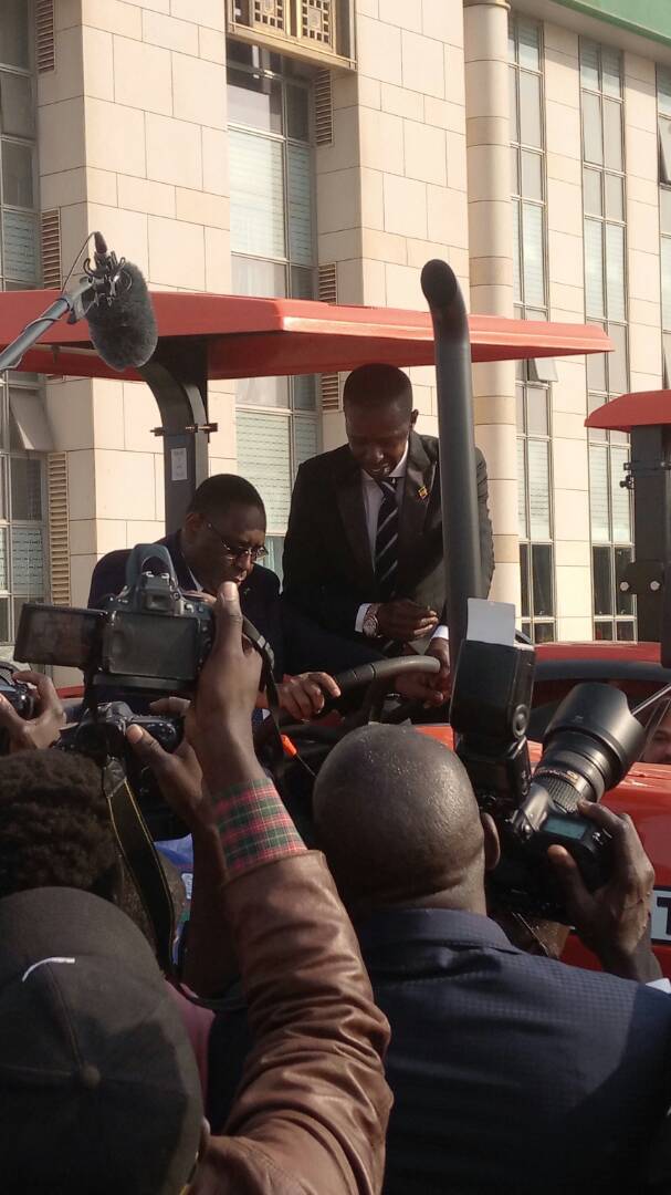 SENEGAL EMMERGENT: TSE CHEIKH AMAR LIVRE UN IMPORTANT LOT DE MATERIEL AGRICOLE AU PRESIDENT MACKY SALL CE LUNDI 23 AVRIL AU GRAND THEATRE.