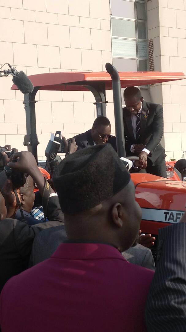 SENEGAL EMMERGENT: TSE CHEIKH AMAR LIVRE UN IMPORTANT LOT DE MATERIEL AGRICOLE AU PRESIDENT MACKY SALL CE LUNDI 23 AVRIL AU GRAND THEATRE.