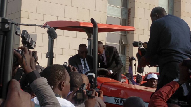 SENEGAL EMMERGENT: TSE CHEIKH AMAR LIVRE UN IMPORTANT LOT DE MATERIEL AGRICOLE AU PRESIDENT MACKY SALL CE LUNDI 23 AVRIL AU GRAND THEATRE.