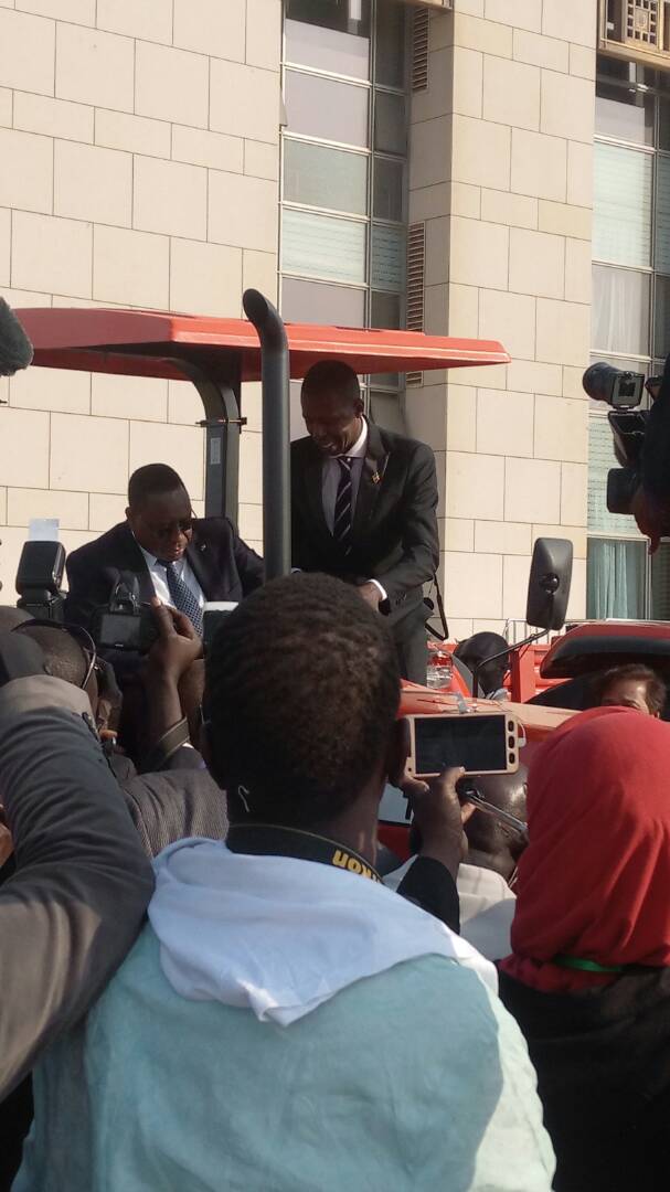 SENEGAL EMMERGENT: TSE CHEIKH AMAR LIVRE UN IMPORTANT LOT DE MATERIEL AGRICOLE AU PRESIDENT MACKY SALL CE LUNDI 23 AVRIL AU GRAND THEATRE.