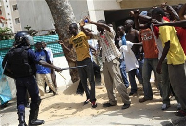 Affrontements entre forces de l’ordre et élèves à Thiès : un élève de terminale blessé aux yeux par les policiers Affrontements entre forces de l’ordre et élèves à Thiès : un élève de terminale blessé aux yeux par les policiers