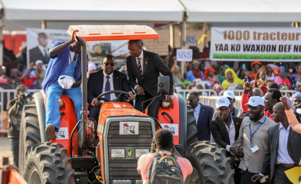 Les mille tracteurs SAFE 1002 remis au Grand Théâtre présentés comme le "casse du siècle" : vrai ou faux? Les mille tracteurs SAFE 1002 remis au Grand Théâtre présentés comme le "casse du siècle" : vrai ou faux?