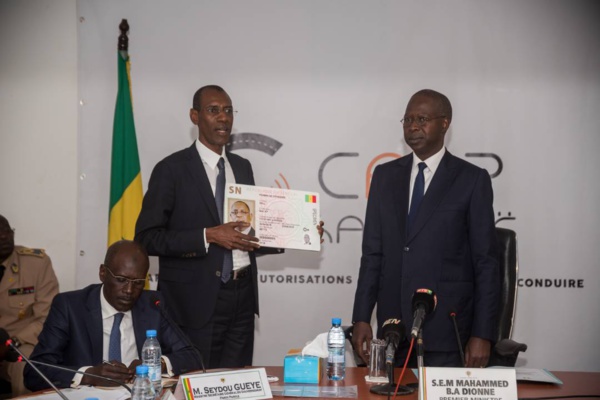 Le Projet de dématérialisation des titres de transports routiers, dénommé CAPP Karangë présenté au PM Mahammed Boun Abdallah Dionne Le Projet de dématérialisation des titres de transports routiers, dénommé CAPP Karangë présenté au PM Mahammed Boun Abdallah Dionne