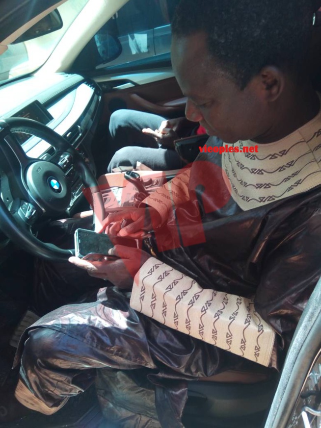 Papa Thione Ballago Seck en mode super ndanane à la priére du vendredi à Ouest Foire. Papa Thione Ballago Seck en mode super ndanane à la priére du vendredi à Ouest Foire.