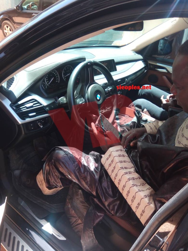 Papa Thione Ballago Seck en mode super ndanane à la priére du vendredi à Ouest Foire. Papa Thione Ballago Seck en mode super ndanane à la priére du vendredi à Ouest Foire.