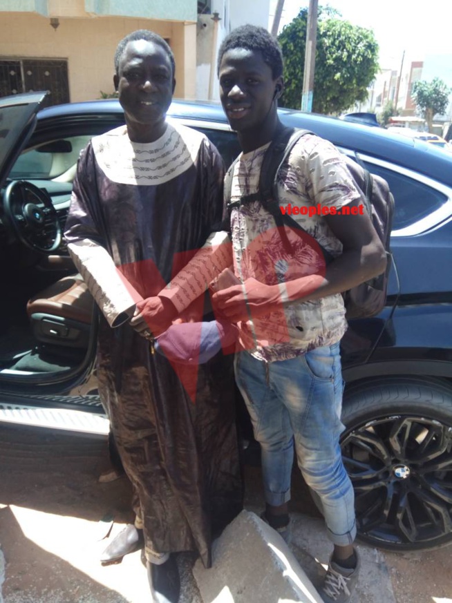 Papa Thione Ballago Seck en mode super ndanane à la priére du vendredi à Ouest Foire. Papa Thione Ballago Seck en mode super ndanane à la priére du vendredi à Ouest Foire.