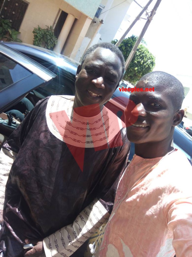 Papa Thione Ballago Seck en mode super ndanane à la priére du vendredi à Ouest Foire. Papa Thione Ballago Seck en mode super ndanane à la priére du vendredi à Ouest Foire.