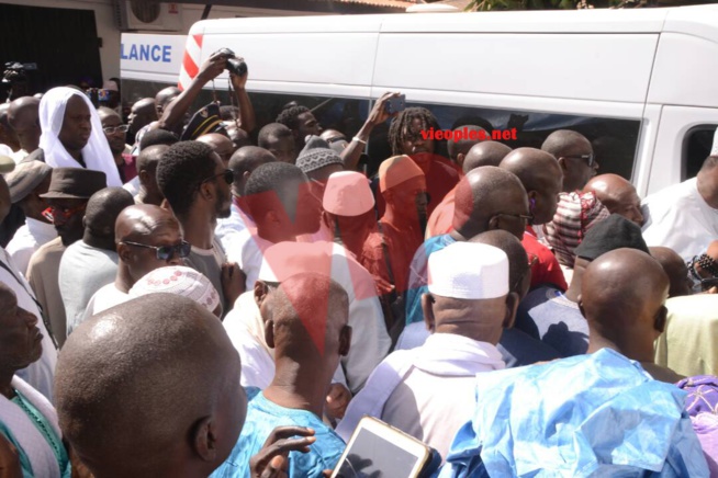 Levé du corps du bassiste du super étoile Habib Faye à l'hopital principal de Dakar: Le chef de l'Etat Macky Sall et le monde de la culture lui on rendu un dernier hommage.