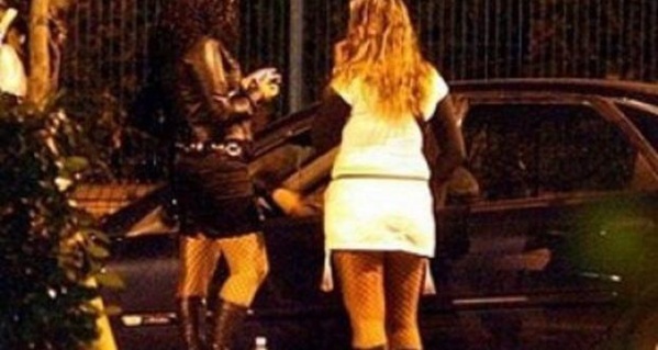 Pikine Rue 10 : Deux prostituées se battent pour un client Pikine Rue 10 : Deux prostituées se battent pour un client