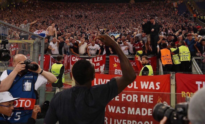Regardez ce que fait Sadio Mané, envers son frère Amadou Diop Fifthy borom TAPIS VERT sur Les tribunes du stade après leur… Regardez ce que fait Sadio Mané, envers son frère Amadou Diop Fifthy borom TAPIS VERT sur Les tribunes du stade après leur…