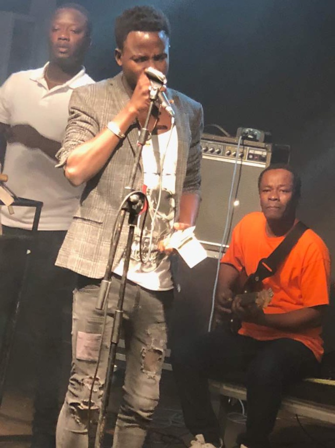 Sidy Diop reçoit une pluie de billet d'Euro en Espagne Sidy Diop reçoit une pluie de billet d'Euro en Espagne