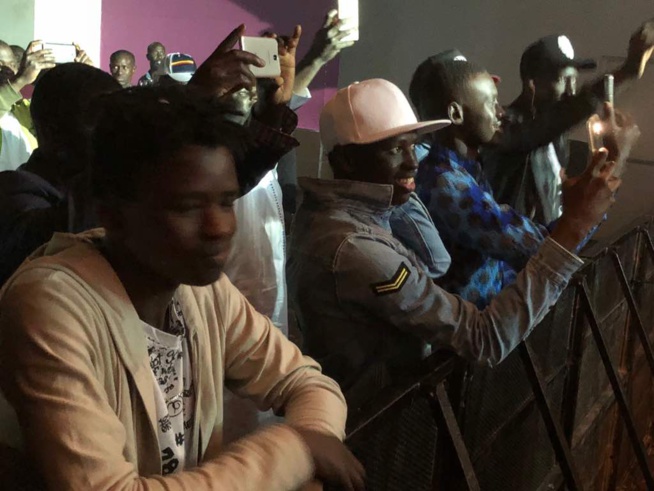 Sidy Diop reçoit une pluie de billet d'Euro en Espagne Sidy Diop reçoit une pluie de billet d'Euro en Espagne