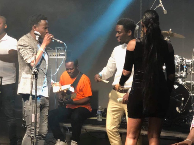 Sidy Diop reçoit une pluie de billet d'Euro en Espagne Sidy Diop reçoit une pluie de billet d'Euro en Espagne