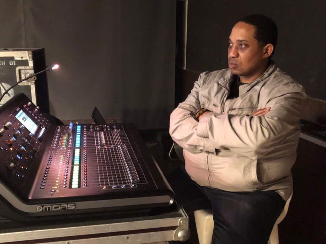 Sidy Diop reçoit une pluie de billet d'Euro en Espagne Sidy Diop reçoit une pluie de billet d'Euro en Espagne