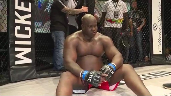 Les images du combat Bombardier victorieux sur Rocky Balboa en 5 minutes de combat. Les images du combat Bombardier victorieux sur Rocky Balboa en 5 minutes de combat.