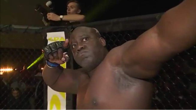 Les images du combat Bombardier victorieux sur Rocky Balboa en 5 minutes de combat. Les images du combat Bombardier victorieux sur Rocky Balboa en 5 minutes de combat.