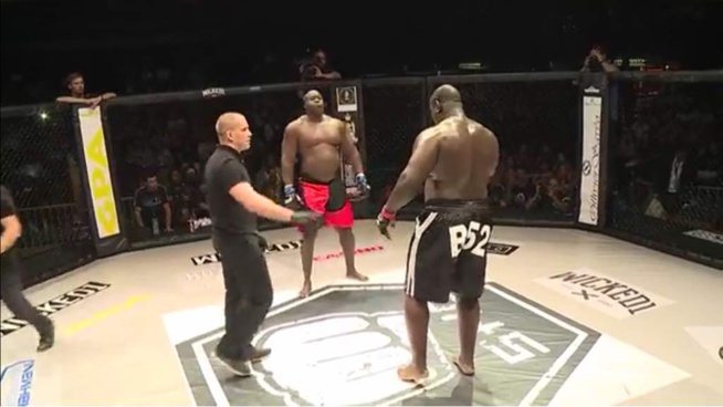 Les images du combat Bombardier victorieux sur Rocky Balboa en 5 minutes de combat. Les images du combat Bombardier victorieux sur Rocky Balboa en 5 minutes de combat.