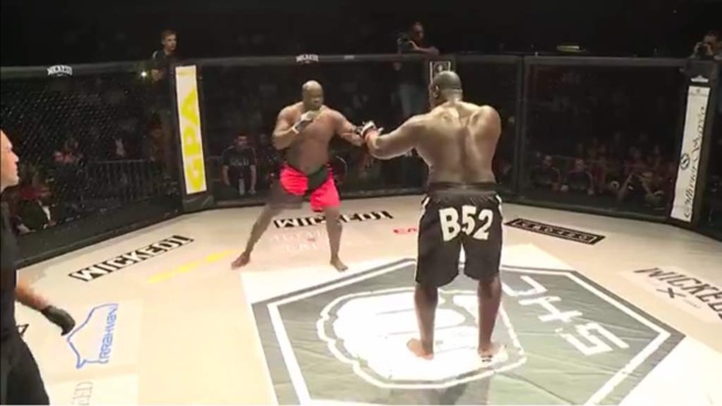 Les images du combat Bombardier victorieux sur Rocky Balboa en 5 minutes de combat. Les images du combat Bombardier victorieux sur Rocky Balboa en 5 minutes de combat.