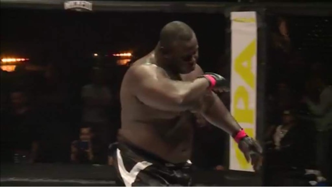 Les images du combat Bombardier victorieux sur Rocky Balboa en 5 minutes de combat. Les images du combat Bombardier victorieux sur Rocky Balboa en 5 minutes de combat.