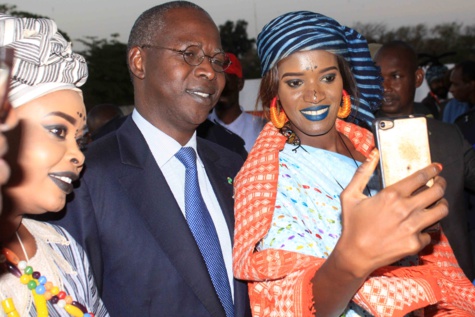Photos : le PM Mahammed Abdallah Dionne en version selfie Photos : le PM Mahammed Abdallah Dionne en version selfie