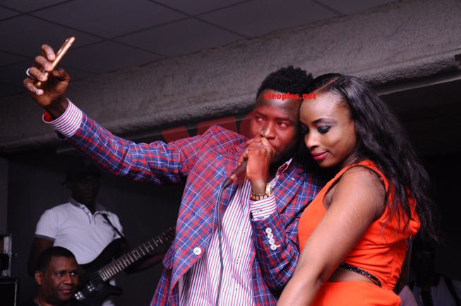 Bordeaux: Le nouveau chouchou de la musique Sénégalaise Sidy Diop chante, danse avec ses fans Bordeaux: Le nouveau chouchou de la musique Sénégalaise Sidy Diop chante, danse avec ses fans