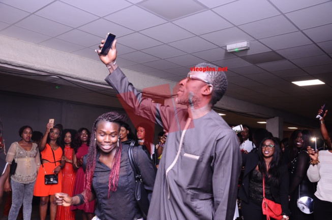 Bordeaux: Le nouveau chouchou de la musique Sénégalaise Sidy Diop chante, danse avec ses fans Bordeaux: Le nouveau chouchou de la musique Sénégalaise Sidy Diop chante, danse avec ses fans