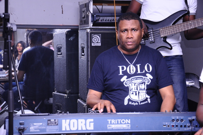 Bordeaux: Le nouveau chouchou de la musique Sénégalaise Sidy Diop chante, danse avec ses fans Bordeaux: Le nouveau chouchou de la musique Sénégalaise Sidy Diop chante, danse avec ses fans