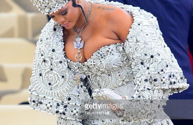 Rihanna sort une tenue extraordinaire pour le… Elle s’est imposée en « Pathial » comme la… Rihanna sort une tenue extraordinaire pour le… Elle s’est imposée en « Pathial » comme la…