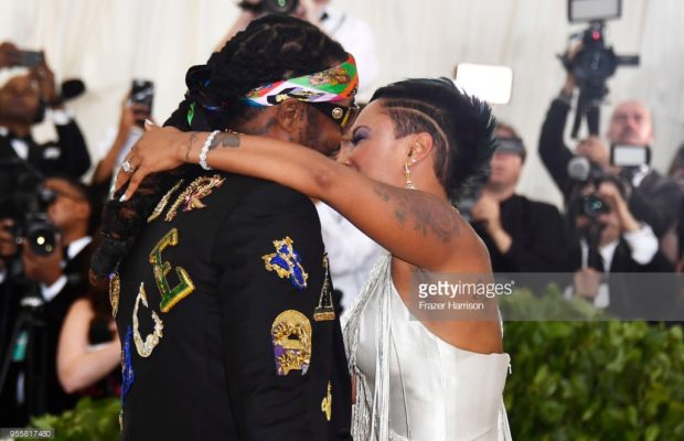 IL SURPREND SA FEMME SUR LE TAPIS ROUGE