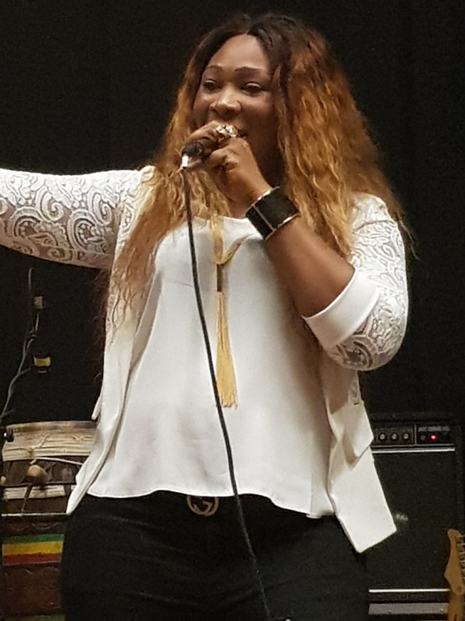 En live découvrez le nouveau single de sister Yaki à Bruxelles.