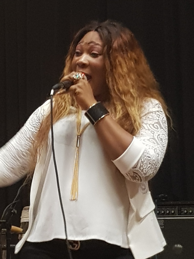 En live découvrez le nouveau single de sister Yaki à Bruxelles.