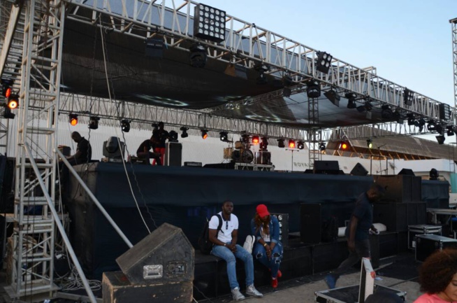 JOUR J -1 LES DERNIÉRES RÉGLAGES DU CONCERT DE PAPE DIOUF AU CICES. JOUR J -1 LES DERNIÉRES RÉGLAGES DU CONCERT DE PAPE DIOUF AU CICES.