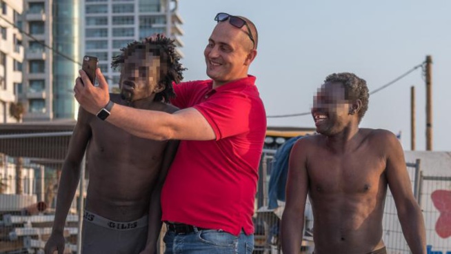 Images choc de migrants humiliés à Tel-Aviv : le photographe raconte Images choc de migrants humiliés à Tel-Aviv : le photographe raconte