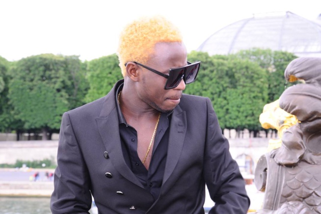 Sidy Diop new look avec son "CHOU BABY" à Paris.