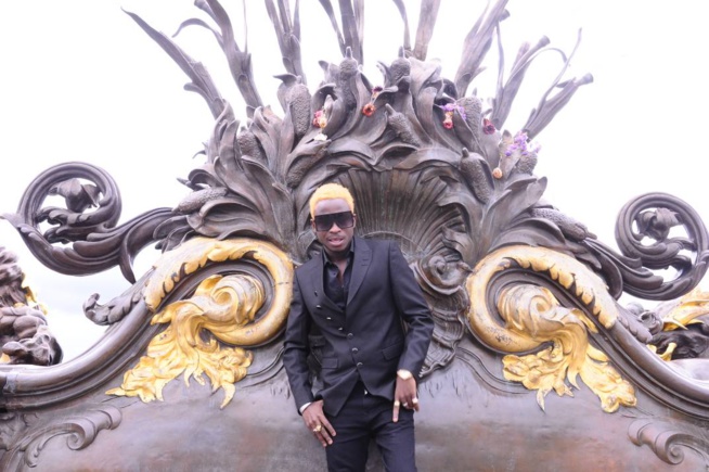 Sidy Diop new look avec son "CHOU BABY" à Paris.