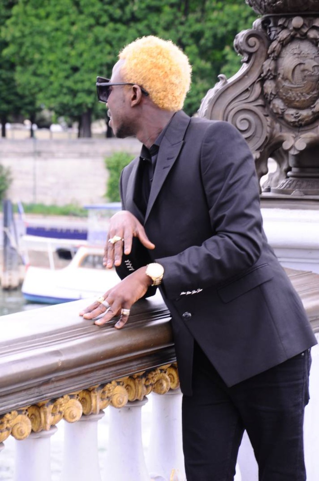 Sidy Diop new look avec son "CHOU BABY" à Paris.